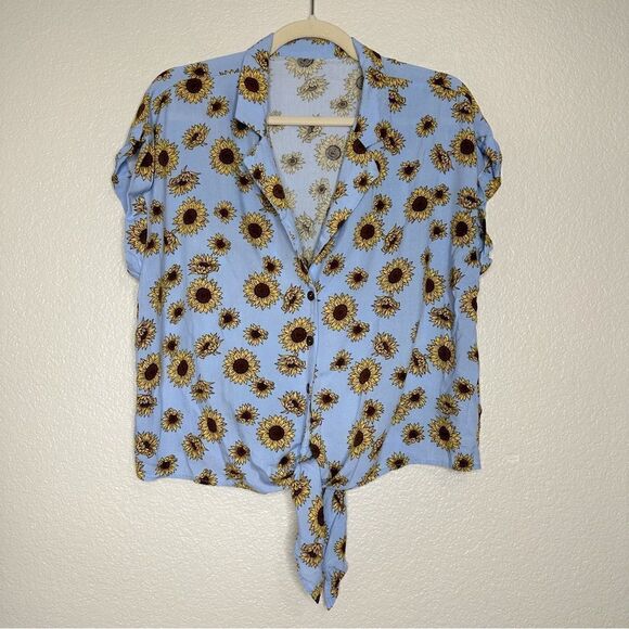 No Boundaries Blue Sunflower Tie Front Shirt & Short Set - Picture 3 of 13